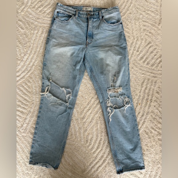 Abercrombie High Rise Mom Jeans – Light Wash Distressed | Size 28 (6) - Picture 3 of 9